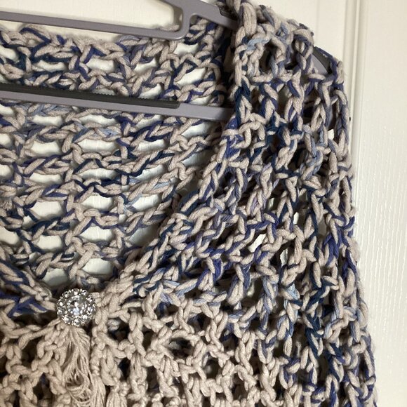 Handmade Small Knitted Shoulder Wrap Shawl Poncho With Fringe & Brooch Parties - Picture 5 of 7